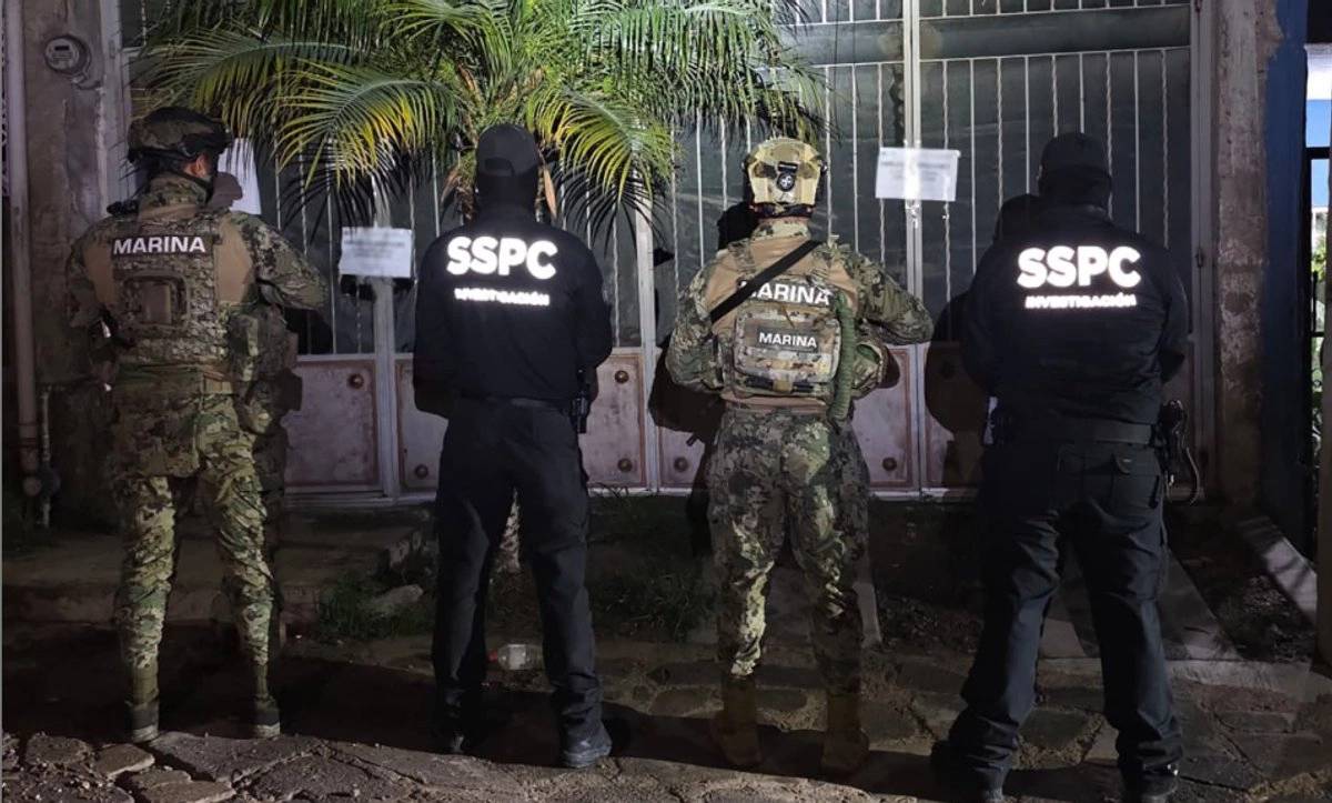 Elementos de la Marina y de la SSPC frente a un inmueble asegurado durante un operativo nocturno